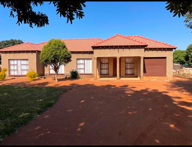 3 BEDROOM HOUSE FOR SALE IN LEBOWAKGOMO ZONE A